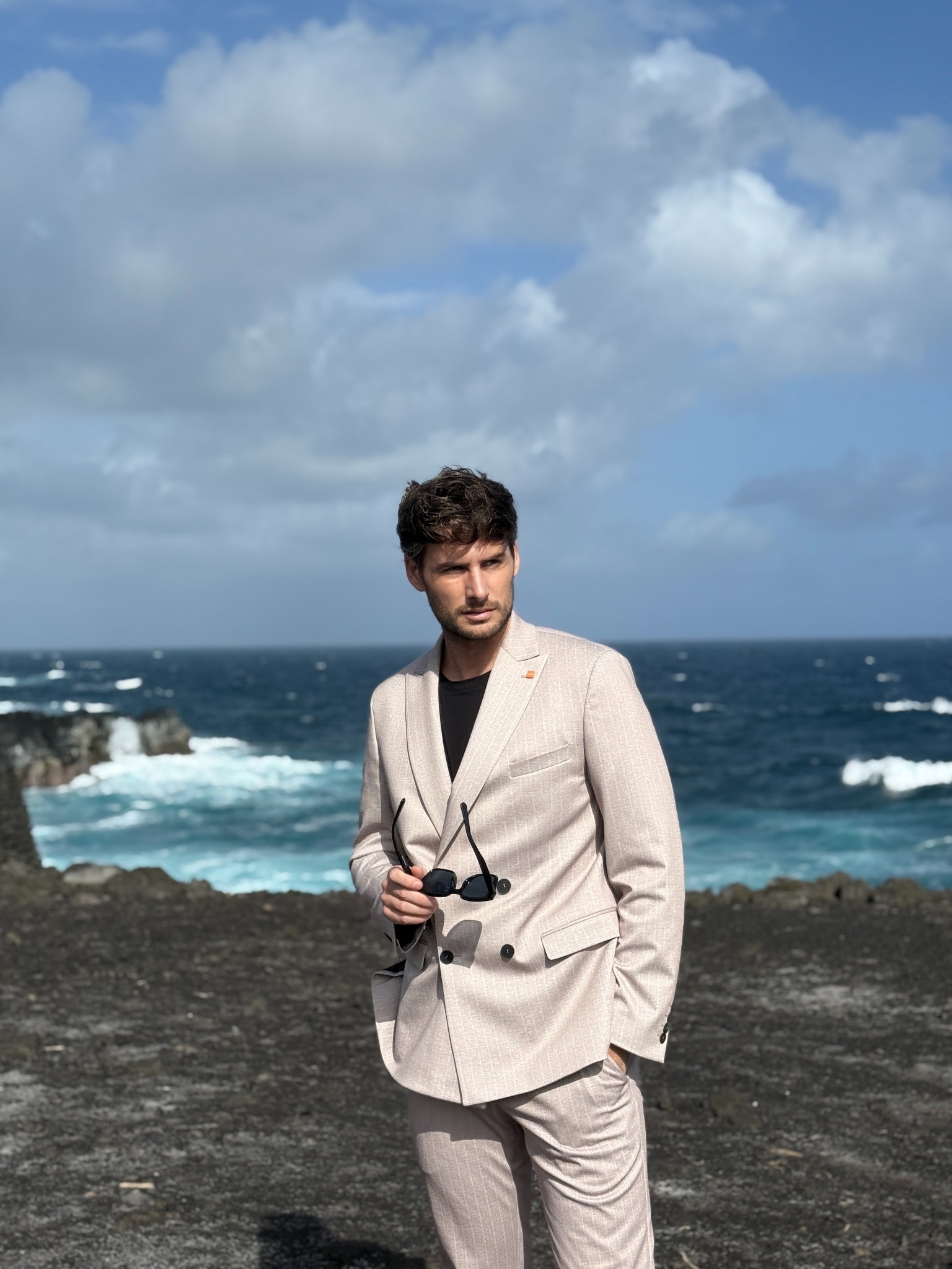 Stefan in hellem Anzug am Meer